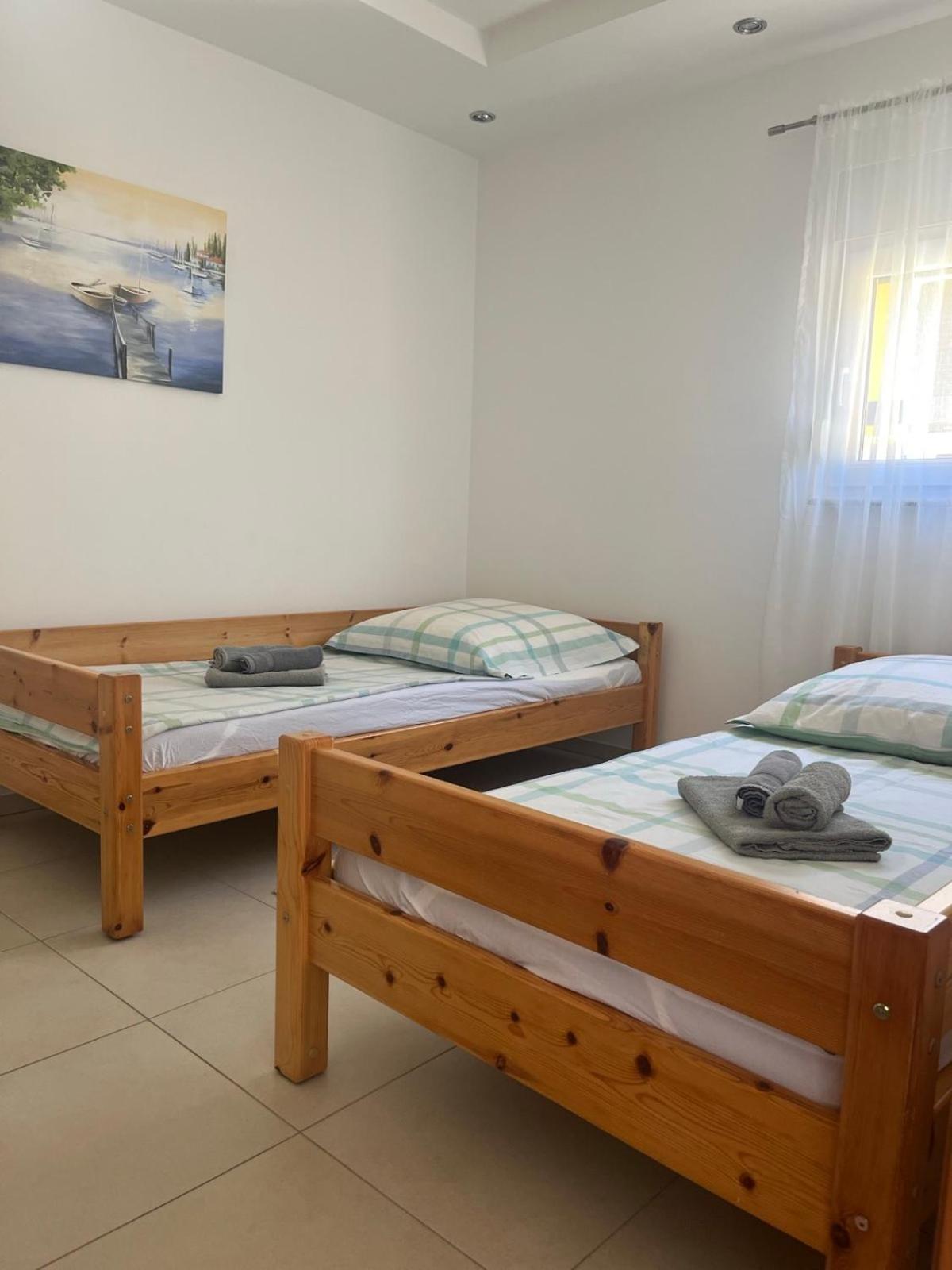 Sinisa Apartman Vir Exterior foto